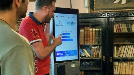 El tótem digital tiene una pantalla interactiva y un sistema intuitivo, y estará instalado en el vestíbulo de Gran Casa. | Cruz Roja