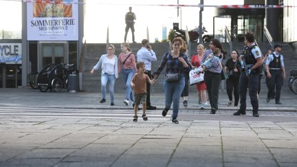 Los ciudadanos que estaban en el centro comercial Fields han abandonado las instalaciones cuando ha empezado el tiroteo. | EFE