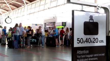 Pasajeros haciendo cola en el aeropuerto de Zaragoza.