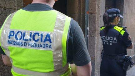 Imagen de archivo de un agente de los Mossos d'Esquadra y una agente de la Guardia Urbana de Barcelona. / Europa Press