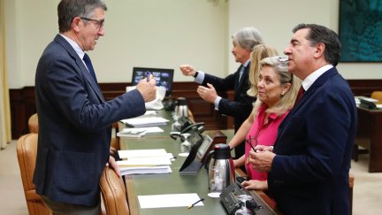 El presidente de la Comisión Constitucional, Patxi López, junto a otros diputados. / EFE.