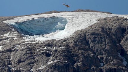 Un helicóptero de rescate busca a los desaparecidos tras el desprendimiento de un glaciar de la Marmolada, en los Alpes italianos. (EFE/ Andrea Solero)