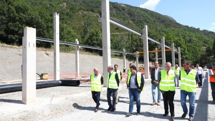 El presidente de Aragón, Javier Lambán, ha visitado las obras de la depuradora de Benasque. / EP.