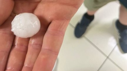 Una granizada ha sorprendido este jueves a los vecinos de Calanda. / Verónica Rocafull