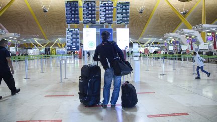 Un viajero esperando su vuelo en Barajas. / Europa Press