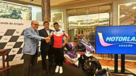 El vicepresidente del Gobierno de Aragón y presidente de Motorland, Arturo Aliaga, acompañado por Carmelo Ezpeleta, CEO de Dorna Sport y el piloto de MotoGP, Jorge Martín, han sido los encargados de presentar oficialmente el evento en el hotel Wellington de Madrid. / Gobierno de Aragón