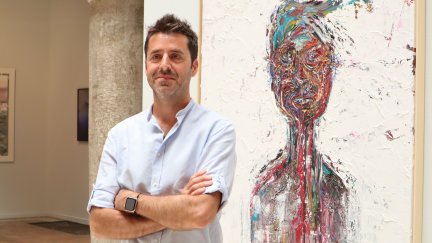 Federico Contín con su obra 'Refugiad@'. / DPZ