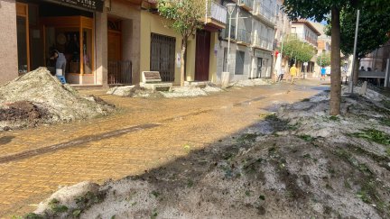 Granizo acumulado en la calle San Jorge de Andorra (Teruel).