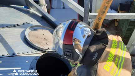 Uno de los bomberos que ha intervenido en el silo de Figueruelas donde ha empezado el incendio. / Diputación de Zaragoza
