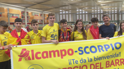 Sergio del Barrio, recibido por sus compañeros de club en la estación Delicias.