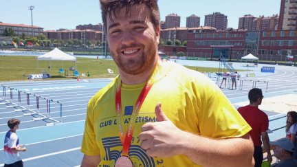 Juan Díaz Girón posa con el bronce conquistado en Santander.