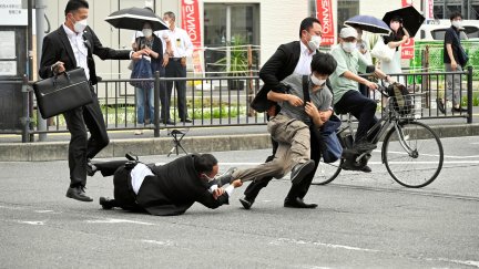 Momento en el que la policía detiene al asesino del expresidente japonés. / EFE