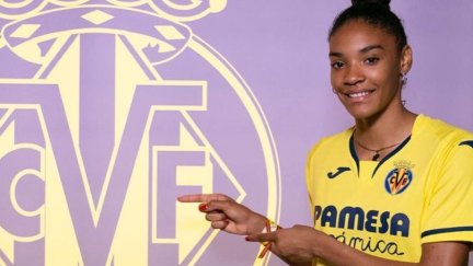 Salma Paralluelo, durante su presentación con el Villarreal.