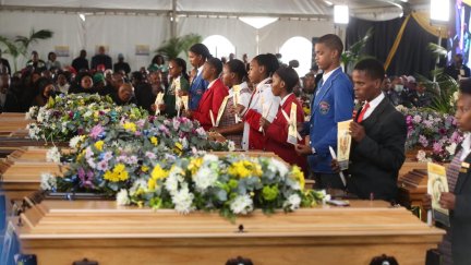 Funeral de los 21 jóvenes fallecidos la pasada semana en East London, Sudáfrica-. / EFE