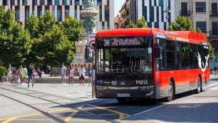 Autobús urbano en la plaza de España de Zaragoza. / Europa Press