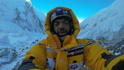 Carlos Pauner durante la escalada al Everest.