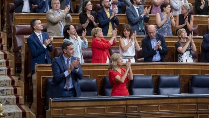 El presidente del Gobierno, Pedro Sánchez, y la vicepresidenta segunda y ministra de Trabajo y Economía Social, Yolanda Díaz, aplauden a represaliados del franquismo tras aprobarse el proyecto de ley de Memoria Democrática./ Europa Press.