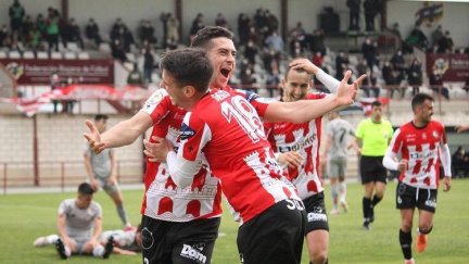 Borja Aizpún celebra un tanto.