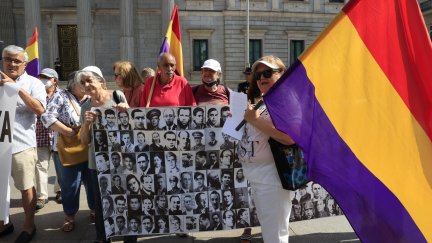 Miembros de asociaciones memorialistas, concentrados en las inmediaciones del Congreso. (EFE).