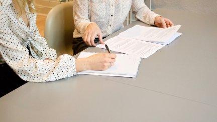 Las ayudas a las empresas se incrementan si la contratada es una mujer. / Unsplash