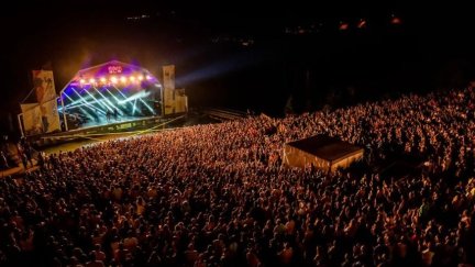 El escenario se llenó durante la noche de este viernes. /Organización Pirineos Sur