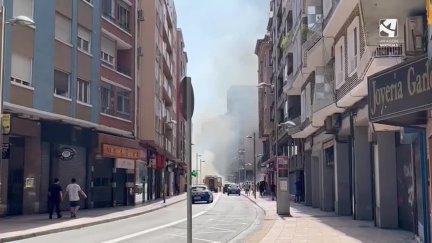 Los bomberos sofocan las llamas de varios contenedores en el centro de Zaragoza.