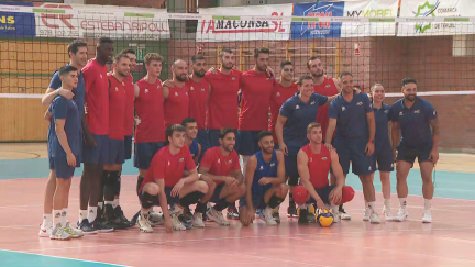 Foto de grupo de la selección española de voleibol antes de iniciar su primer entrenamiento en Los Planos.