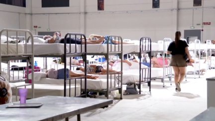 Vecinos realojados en el recinto ferial de Calatayud en la noche del martes.