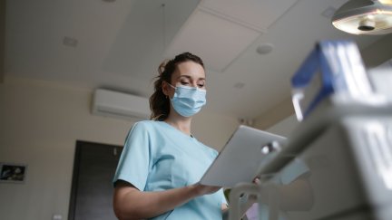 Una médica en un centro de salud.