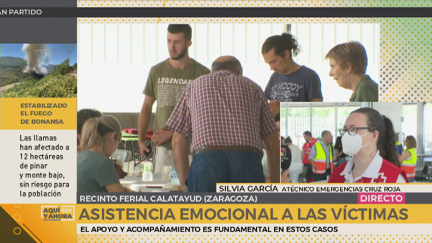 Los técnicos de Cruz Roja ofrecen ayuda psicológica a los vecinos desalojados por el incendio de Ateca./ Aragón TV