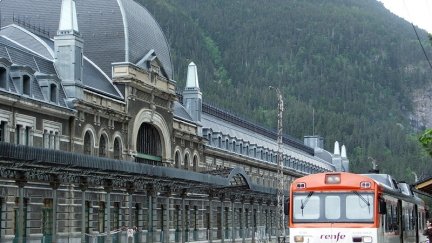 Imagen de archivo de un tren en la estación de Canfranc. / Europa Press