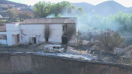 El término municipal de Moros ha quedado totalmente arrasado por las llamas, que han afectado a algunas viviendas de las afueras. | Aragón TV