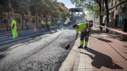 Trabajos de asfaltado en una calle de la capital aragonesa. / Ayuntamiento de Zaragoza