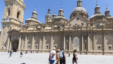 Visitantes en la plaza del Pilar de Zaragoza. / EFE.