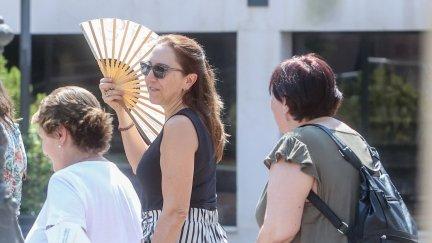 Una mujer se abanica en la calle ante las altas temperaturas. / Europa Press