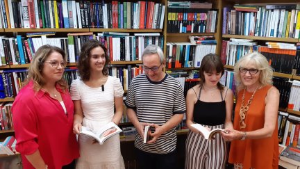La delegada del Gobierno de Aragón, Rosa Serrano, junto a jóvenes y representantes del sector cultural aragonés, durante la presentación del Bono Cultural en la librería Anónima de Huesca. DGA