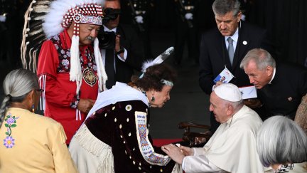 El Papa Francisco, con miembros de una tribu indígena. / EFE