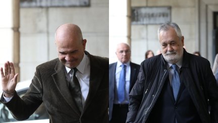 Manuel Chaves y José Antonio Griñán, en la Audiencia de Sevilla. / Europa Press