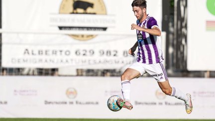 Víctor Segura durante un encuentro con el Valladolid.