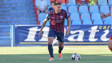 Gerard Valentín conduce un balón. Foto: SD Huesca.
