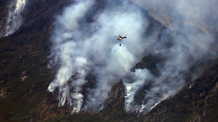 Incendio en la pedanía de Montes de Valdueza, Castilla León. EFE/ Ana F. Barredo