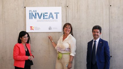 Carolina Darias, Sira Repollés y Luis Felipe Serrate en el Hospital San Jorge de Huesca. / Gobierno de Aragón.
