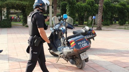 Imagen de un agente junto a una moto. / Policía Nacional