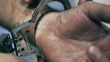 Imagen de archivo de un detenido con las esposas puestas. / Europa Press