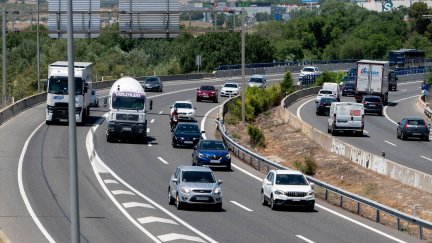Vehículos circulando por una carretera. / Europa Press.