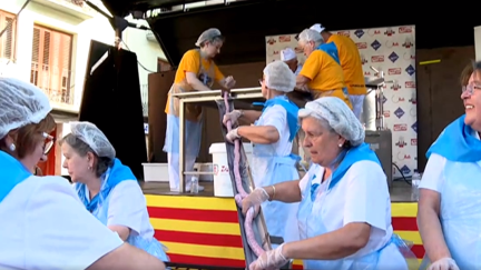 La elaboración de la longaniza se realiza en directo y delante de todos los asistentes.