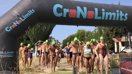 Decenas de nadadores se han animado a participar en la jornada de Aspanoa en el pantano de San Bartolomé.