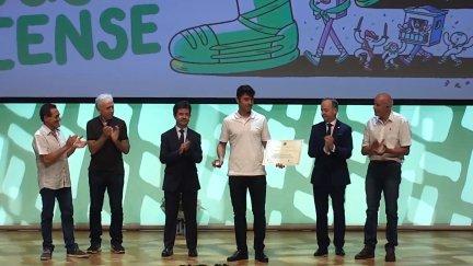 Momento en el que recogen el reconocimiento los representantes del Club Ciclista Oscense.