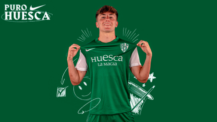 Manu Rico con la tercera equipación de la SD Huesca
