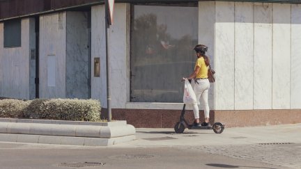 Imagen de archivo de una mujer circulando en patinete eléctrico. / Europa Press.
